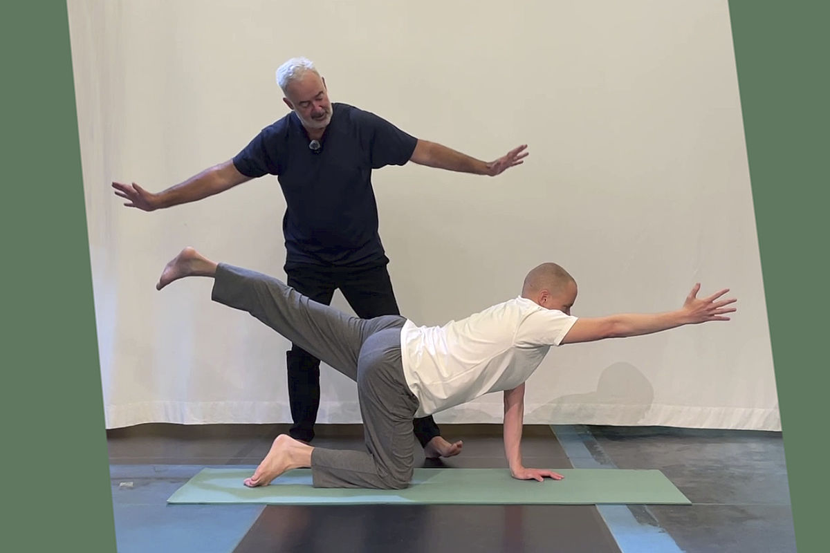 Två personer gör yoga tillsammans.